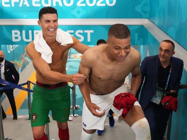 Bóng đá - Tin nóng EURO 24/6: Khoảnh khắc thân mật của Ronaldo, Mbappe gây sốt