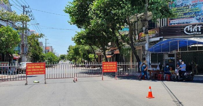 Khu vực nhà của bệnh nhân Covid-19 ở TP Tuy Hòa bị phong tỏa. Ảnh: Tấn Lộc