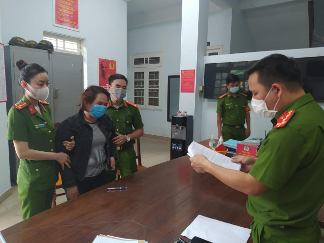 Võ Thị Sóc nhận lệnh bắt tạm giam tại trụ sở Công an TP Đà Nẵng