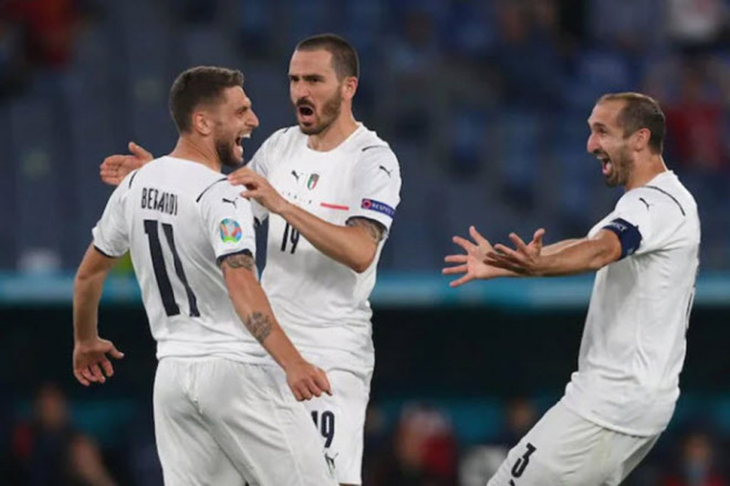 Chiellini (phải) là cầu thủ lớn tuổi nhất tuyển Ý. ẢNH: UEFA