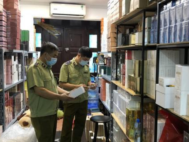 Thị trường - Tiêu dùng - Lô nước hoa Gucci, Chanel, Dior không rõ nguồn gốc trị giá tiền tỉ ở phố cổ Hà Nội