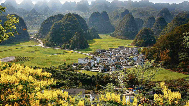 Khung cảnh của thành phố Lục Bàn Thủy rất đẹp, nhất là ngắm nhìn từ xa hoặc từ trên cao.
