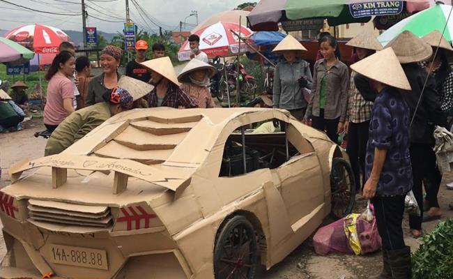 Ngoài Bugatti Centodieci bằng gỗ thì mô hình hình siêu xe bằng bìa carton của nhóm bạn trẻ ở Quảng Ninh cũng khiến giới chơi xe quốc tế phải trầm trồ.
