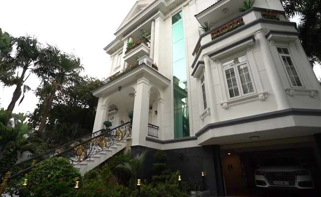 Hoa hậu Việt Nam 1990 đang sống cùng chồng tại một căn biệt thự ven sông rộng 1200m2 tại Thành phố Hồ Chí Minh. 
