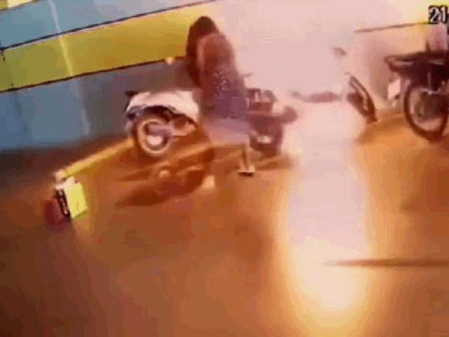 Media - Clip: Níu kéo tình cảm bất thành, cô gái đốt xe bạn trai và cái kết