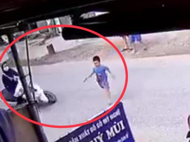 Tin tức trong ngày - Clip: Nữ “ninja” phanh xe xuất thần, tránh nạn cho cháu bé lao vun vút qua đường