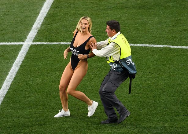 Cô gái "vô danh" gây bão Euro khi cố tình ăn vận táo bạo lao xuống sân - 4