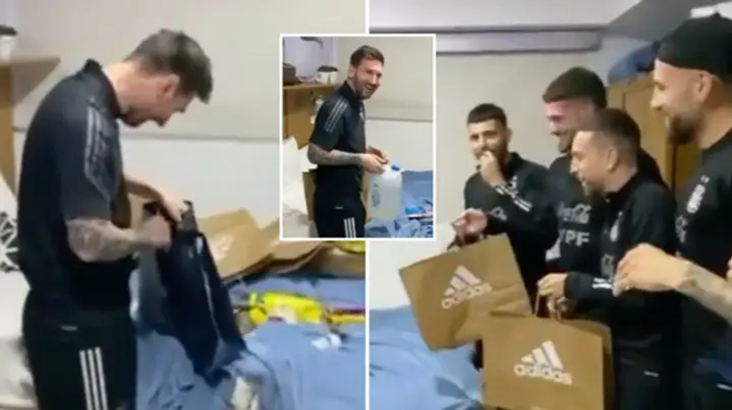 Messi được các đồng đội tặng quà lúc nửa đêm