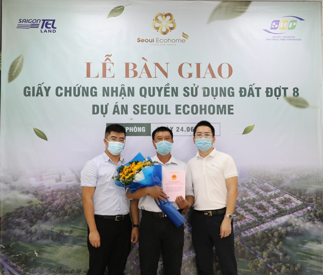 Chú Trần Đại Lân (ở giữa) – một trong những cư dân nhận sổ đỏ đợt 8 tại dự án Seoul Ecohome.