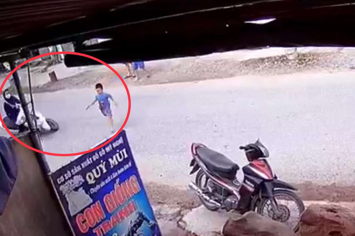 Nữ tài xế ngã nhào xuống đường vì phanh xe gấp tránh tông cậu bé lao qua đường.