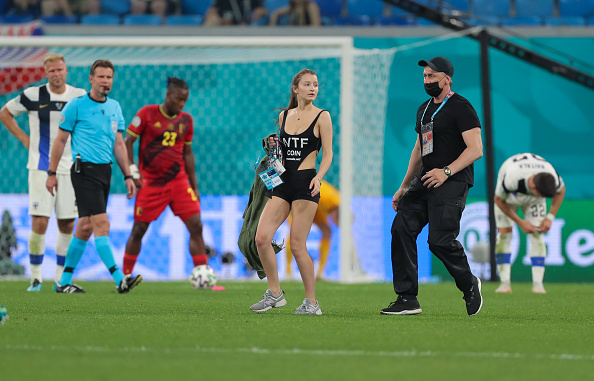 Cô gái "vô danh" gây bão Euro khi cố tình ăn vận táo bạo lao xuống sân - 3