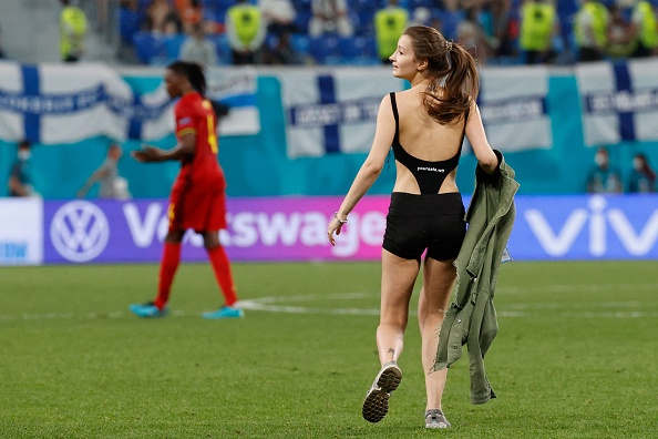 Cô gái "vô danh" gây bão Euro khi cố tình ăn vận táo bạo lao xuống sân - 1