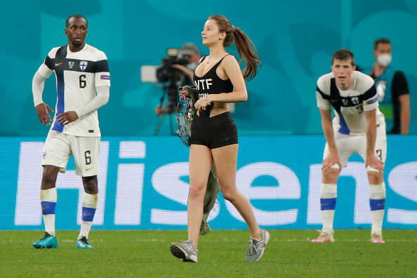 Cô gái "vô danh" gây bão Euro khi cố tình ăn vận táo bạo lao xuống sân - 2