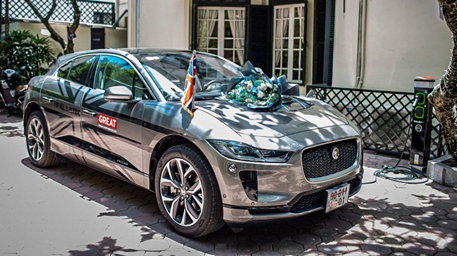 Jaguar I-Pace đầu tiên về đội xe Đại sứ quán Anh tại Việt Nam - 1