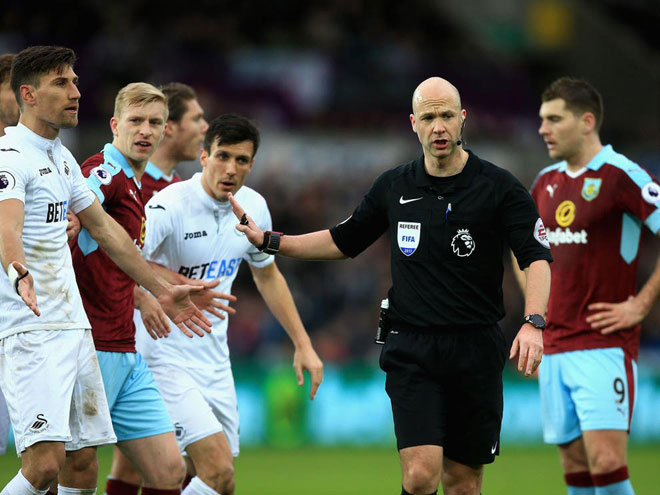 Trọng tài Anthony Taylor cho Burnley hưởng "quả phạt đền tưởng tượng" trong trận gặp Swansea ở giải Ngoại hạng Anh hơn 4 năm trước