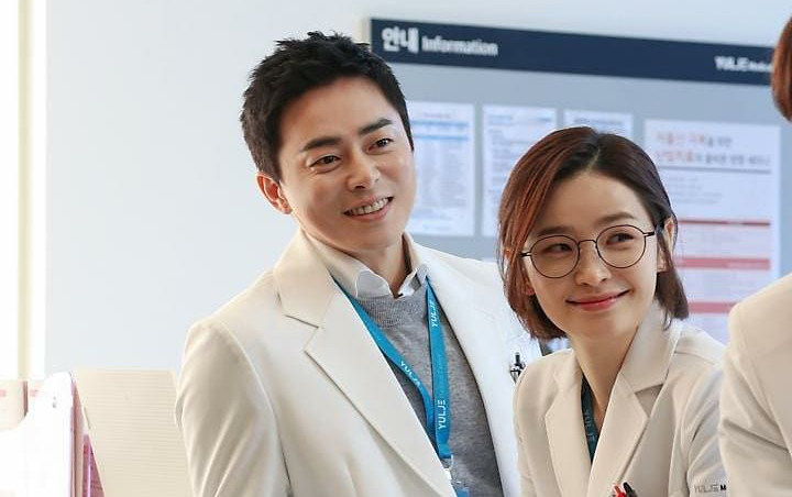 &#39;&#39;Hospital playlist 2&#34; lập kỷ lục, soán ngôi &#34;Hạ cánh nơi anh&#34; - 2