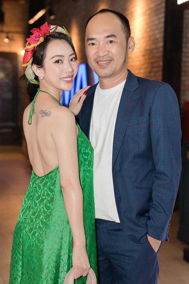 Khi tham gia một sự kiện giải trí, Thu Trang diện váy yếm khoe vai trần nõn nà. Đặc biệt, nhiều người chú ý đến hình xăm trên vai của nữ diễn viên phim “Chị Mười Ba”.
