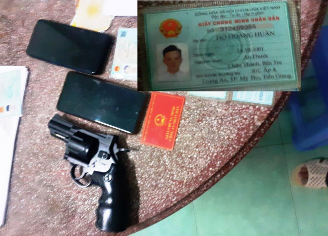 Súng, giấy tờ giả Huân sử dụng để tự xưng cảnh sát hình sự
