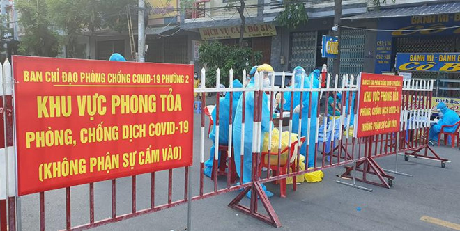 Phong tỏa một khu dân cư trên đường Trần Phú, TP Tuy Hòa. Ảnh: Tấn Lộc
