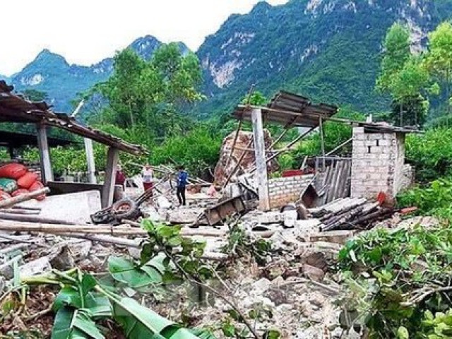 Tin tức trong ngày - Đá nặng 30 tấn sầm sập lao vào nhà dân, phá tan hoang khu chăn nuôi