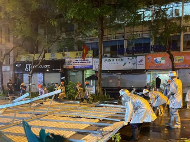 Tin tức trong ngày - Mái tôn 70m2 từ nhà cao tầng lao xuống đường đè trúng nhiều ô tô