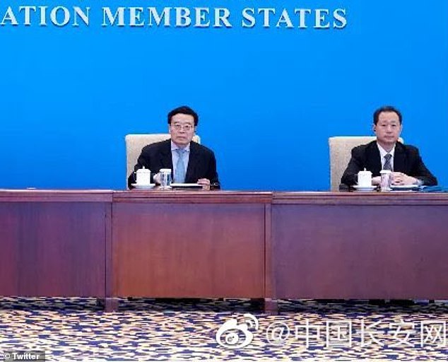 Ông Dong&nbsp;Jingwei (bên phải) xuất hiện trong một cuộc họp ở Thượng Hải ngày 23.6.