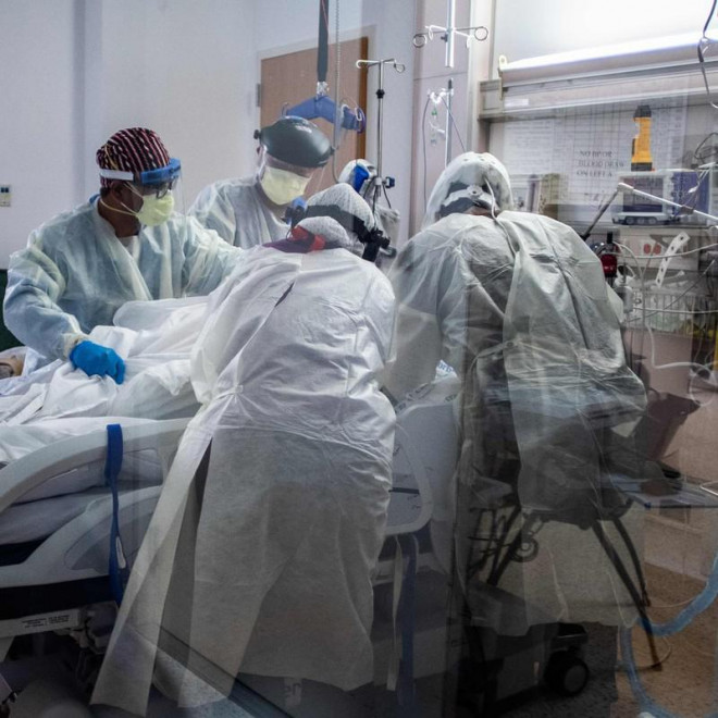 Các bác sĩ đang chăm sóc bệnh nhân COVID-19 ở một bệnh viện tại bang California. Ảnh: AP