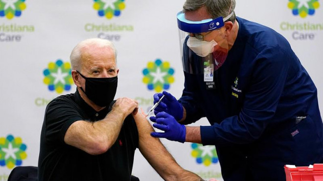 Tổng thống Joe Biden tiêm vaccine vào tháng 1-2021. Ảnh: GETTY IMAGES
