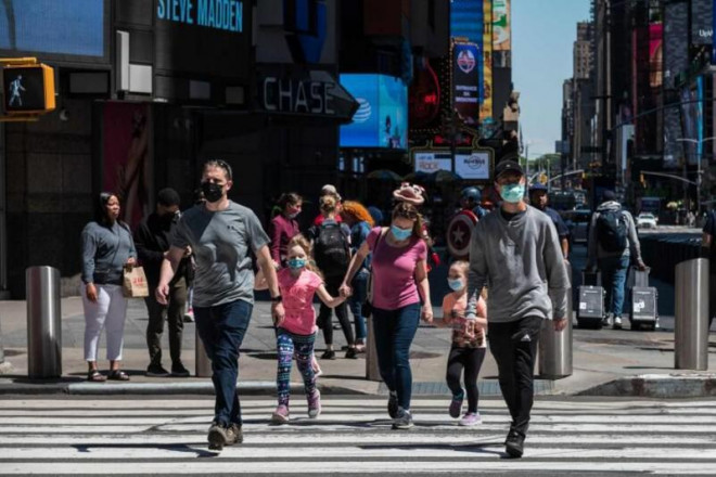 Người dân Mỹ trên đường phố với khẩu trang chống dịch. Ảnh: AP