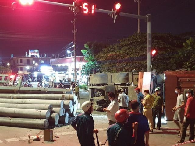 Tin tức trong ngày - Video: Khoảnh khắc nam thanh niên vượt đèn đỏ bị xe chở cột điện đè tử vong