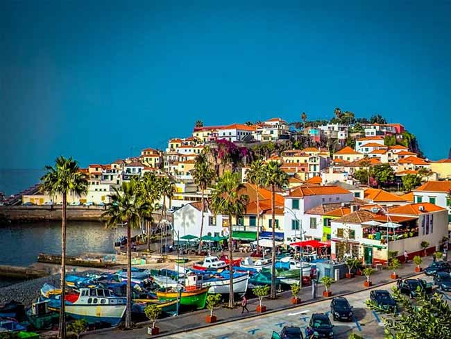 11. Funchal là thành phố lớn nhất ở Madeira. Funchal là nơi có những nhà thờ cổ tuyệt đẹp, những đại lộ rợp bóng cây xanh và quảng trường tuyệt đẹp.
