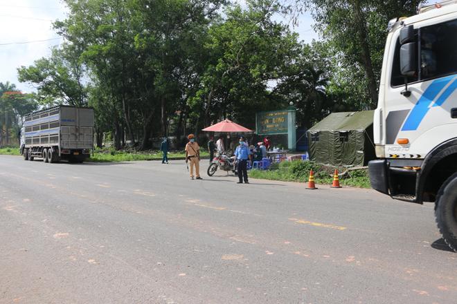 Lực lượng chức năng kiểm soát phương tiện ra vào tỉnh Bình Phước.