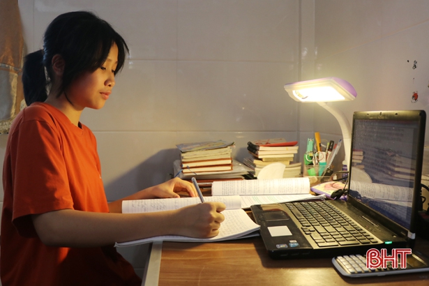 Hoàng Thảo Chi trở thành thủ khoa lớp chuyên Văn Trường THPT Chuyên Hà Tĩnh. Ảnh: Báo Hà Tình