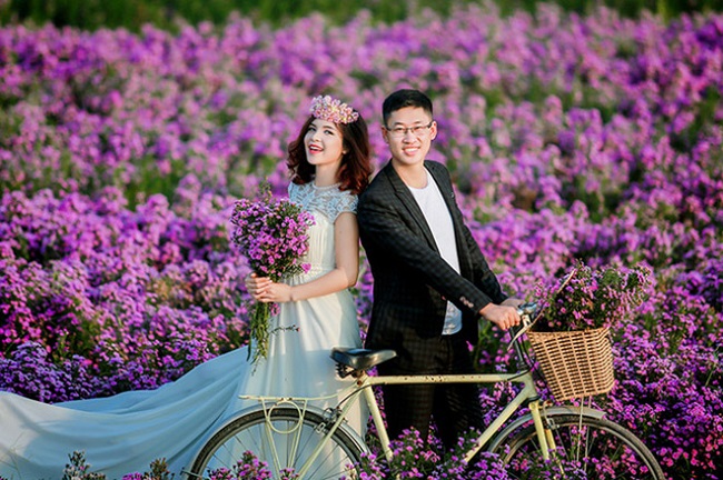 Năm 2016, Nguyễn Thị Hằng lên xe hoa cùng ông xã Tiến Đạt. Cặp đôi yêu nhau 5 năm trước khi đi đến hôn nhân.
