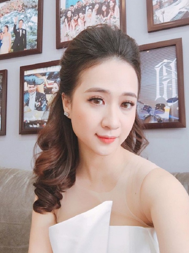 Cuối năm 2012, Linh Chi khiến người hâm mộ bất ngờ khi thông báo lấy chồng dù chưa tốt nghiệp đại học.
