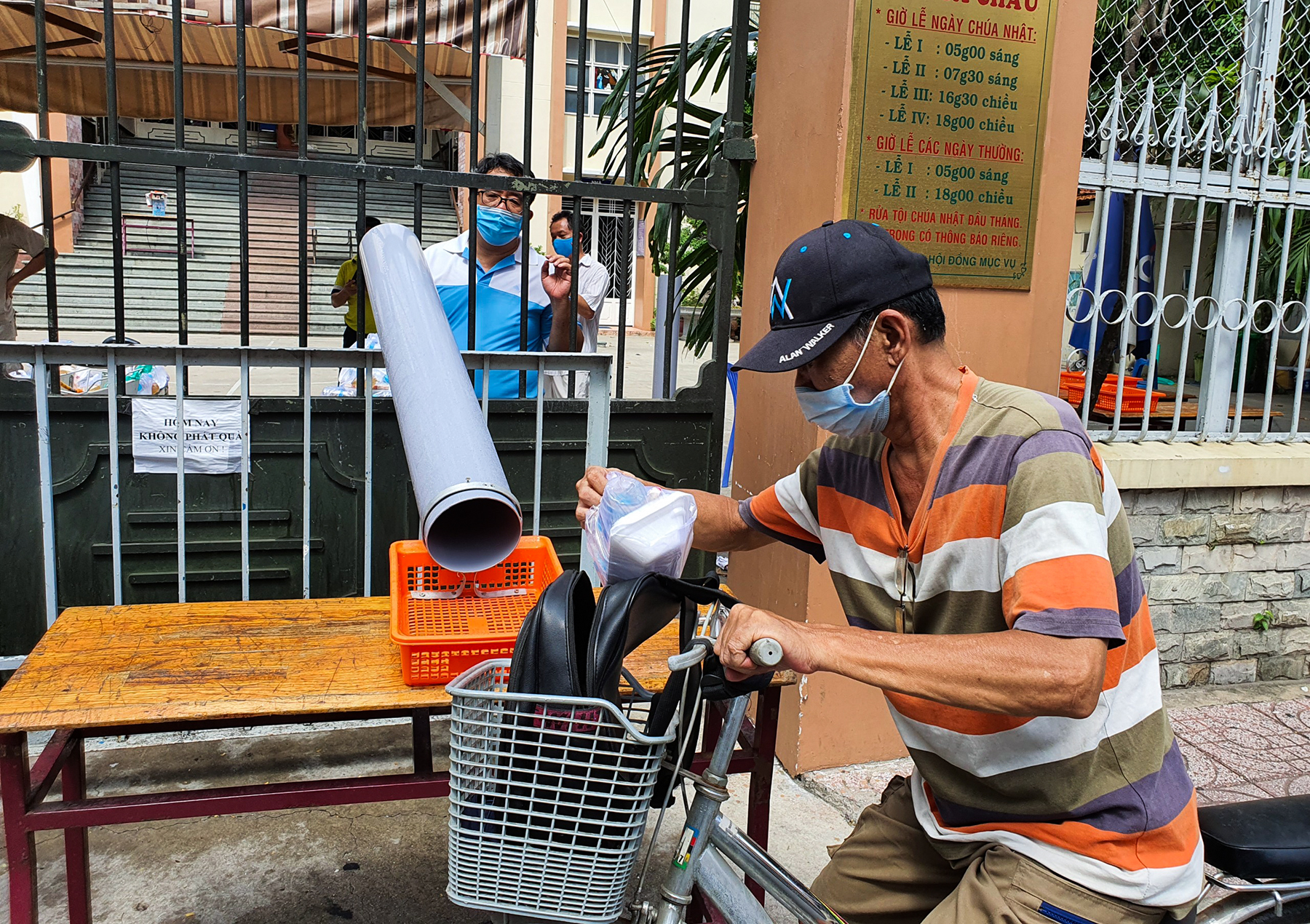 Những người đến nhận đồ ăn chủ yếu là người lao động,&nbsp;như bán vé số, xe ôm, ve chai, người vô gia cư, công nhân… Mỗi người chỉ được lấy một suất và phải nhanh chóng di chuyển để cho người khác vào nhận. Một thành viên giáo dân cho biết việc phát đồ từ thiện kiểu này rất thuận tiện trong khi diễn biến dịch đang phức tạp, vừa hạn chế tiếp xúc gần vừa đảm bảo ai cũng giãn cách và nhận được suất đồ ăn.