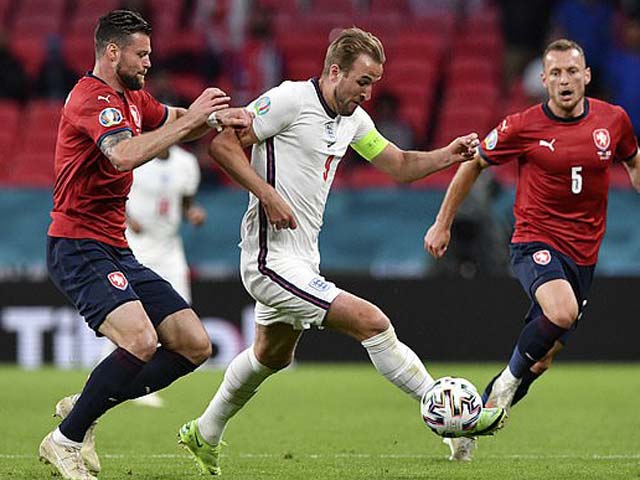 Kane chật vật trước khung thành đối phương ở EURO 2020