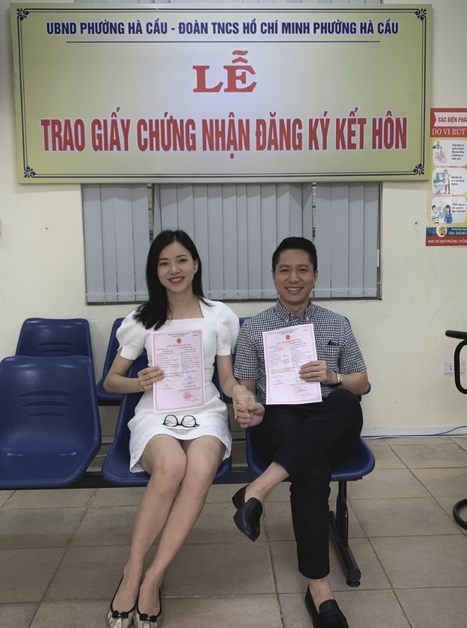 MC Hà Thanh Vân bất ngờ công bố hình ảnh đi đăng ký kết hôn với bạn trai.