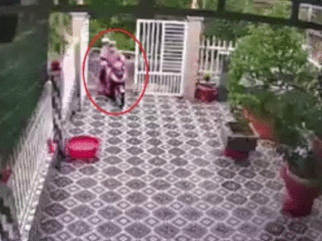 Xe máy - Xe đạp - Clip: Đi xe máy vào sân trơn, tài xế được một phen nhớ đời