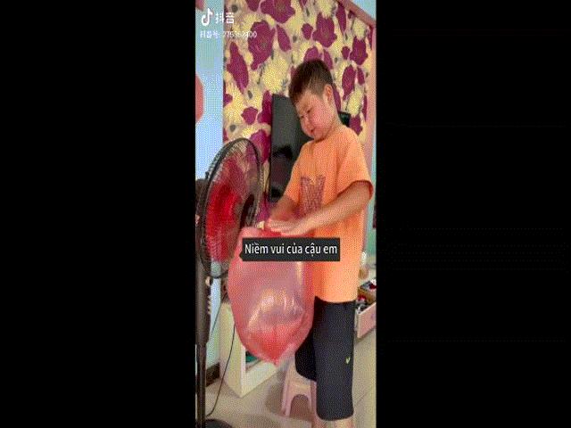 Bạn trẻ - Cuộc sống - Clip: Cậu bé có cách chống nóng cực bá đạo "gây bão"