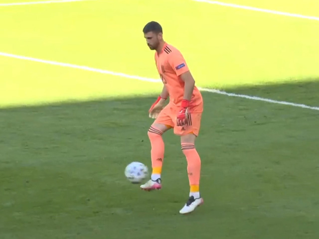 Bóng đá - Thêm một bàn đá phản "điên rồ" ở EURO, thủ môn Tây Ban Nha "tặng quà" Croatia