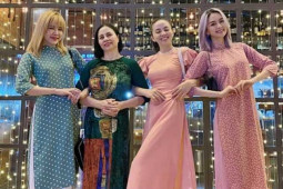 Mẹ Thiều Bảo Trâm đọ sắc cùng 3 cô con gái, nhan sắc "chị đại" không phải dạng vừa
