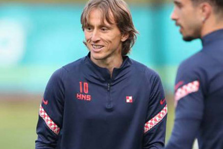 Modric lại ghi siêu phẩm trong buổi tập, dọa Tây Ban Nha trước “giờ G”