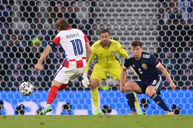 Modric ghi siêu phẩm Trivela ở trận gặp Scotland