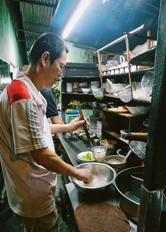 Tiệm mì 60 năm “không ngủ” ở Sài Gòn tiết lộ bí quyết mỗi đêm bán 600 vắt mì - 6