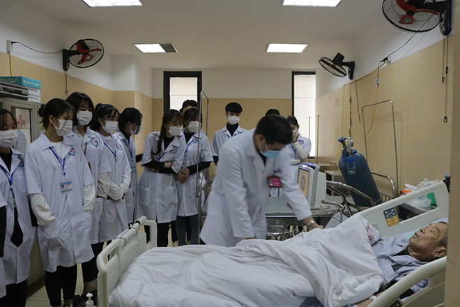 SV quan sát trực tiếp các hoạt động điều dưỡng trong công tác chăm sóc người bệnh.