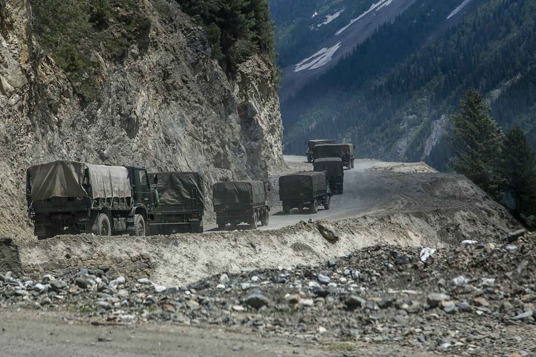 Đoàn xe quân sự chở binh sĩ và quân nhu di chuyển qua đường núi sát biên giới Trung Quốc.