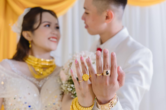 Cô dâu 18 tuổi đeo 20 cây vàng trong ngày cưới khiến dân tình lóa mắt - 7