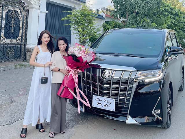 Ô tô - Hot girl Sam tậu xe MPV hơn 4 tỷ đồng tặng mẹ đi chợ