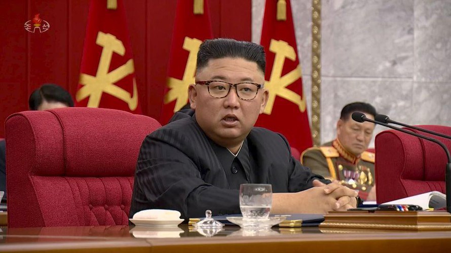 Ông Kim Jong Un trông gầy hơn hẳn trong những bức ảnh gần đây. (Ảnh: KNCA)